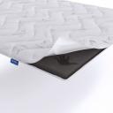 Тонкий матрас Lineaflex Smeraldo поможет выровнять спальное место на диване или изменить жесткость основного матраса. Он создан на основе материала мемори (Memory Antracite Supertouch) с памятью формы.Мемори — это новейшая вязкоэластичная пена с эффектом долгой памяти. Материал обладает отличной совместимостью с кожей человека, благодаря входящим в ее состав натуральным растительным маслам. Великолепно адаптируется под контуры тела человека, а термочувствительность и автомоделируемость позволяет создать матрас высочайшего уровня комфорта. Включённый в структуру уголь является природным адсорбентом.Чехол матраса Extra Premium Antibatterico выполнен из мягкого и приятного на ощупь трикотажного полотна с антибактериальным покрытием. Ткань изготавливается из молодого бамбукового стебля и натуральных смол. Бамбуковое волокно отлично впитывает и испаряет влагу благодаря особой микропористой структуре. При этом волокно не накапливает запахи и препятствует накоплению пыли. Состав ткани: 25% бамбук, 75% полиэстер.Ткань чехла простегана на Skyfiber (файбер) — 300 грамм на квадратный метр. Файбер — это экологически чистый и нетоксичный материал, который не впитывает влагу и запахи. Он обеспечивает высокую теплоизоляцию и предотвращает слеживание при длительной эксплуатации.К основному матрасу топпер Smeraldo крепится при помощи четырех резинок по углам. Тонкий матрас Lineaflex Smeraldo поможет выровнять спальное место на диване или изменить жесткость основного матраса. Он создан на основе материала мемори (Memory Antracite Supertouch) с памятью формы.Мемори — это новейшая вязкоэластичная пена с эффектом долгой памяти. Материал обладает отличной совместимостью с кожей человека, благодаря входящим в ее состав натуральным растительным маслам. Великолепно адаптируется под контуры тела человека, а термочувствительность и автомоделируемость позволяет создать матрас высочайшего уровня комфорта. Включённый в структуру уголь является природным адсорбентом.Чехол матраса Extra Premium Antibatterico выполнен из мягкого и приятного на ощупь трикотажного полотна с антибактериальным покрытием. Ткань изготавливается из молодого бамбукового стебля и натуральных смол. Бамбуковое волокно отлично впитывает и испаряет влагу благодаря особой микропористой структуре. При этом волокно не накапливает запахи и препятствует накоплению пыли. Состав ткани: 25% бамбук, 75% полиэстер.Ткань чехла простегана на Skyfiber (файбер) — 300 грамм на квадратный метр. Файбер — это экологически чистый и нетоксичный материал, который не впитывает влагу и запахи. Он обеспечивает высокую теплоизоляцию и предотвращает слеживание при длительной эксплуатации.К основному матрасу топпер Smeraldo крепится при помощи четырех резинок по углам.