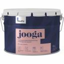 Краска интерьерная водно-дисперсионная полиакриловая jooga. Устойчива к многократному мытью без использования агрессивных моющих средств. Не имеет резкого запаха. Подходит для окрашивания гостиных и коридоров. Степень блеска: Глубокоматовая. Это означает, что поверхность практически не отражает свет, образует покрытие без блеска и потому покрытие называется антибликовым. Цвет: Белая база под колеровку (А). В каких помещениях применять краску: Для стен и потолков в гостиных и коридорах. Благодаря тому, что краска образует прочное покрытие, стены можно мыть мягкими моющими средствами. На какие поверхности можно наносить: Можно наносить на бетонные, оштукатуренные, кирпичные, и других пористые поверхности, ДВП, ДСП, гипсокартон, полностью просохшие обои. Способ применения: Сухие минеральные поверхности и гипсокартон необходимо очистить от пыли и грязи. Неровности зашпатлевать и зашлифовать. Нанести грунтовку глубокого проникновения TALATU talaalmi.Ранее окрашенные поверхности ошлифовать до матового состояния, удалить отслаивающуюся краску. Как правильно ухаживать за покрытием: Через 30 дней после окрашивания поверхность можно мыть мягкими моющими средствами Краска интерьерная водно-дисперсионная полиакриловая jooga. Устойчива к многократному мытью без использования агрессивных моющих средств. Не имеет резкого запаха. Подходит для окрашивания гостиных и коридоров. Степень блеска: Глубокоматовая. Это означает, что поверхность практически не отражает свет, образует покрытие без блеска и потому покрытие называется антибликовым. Цвет: Белая база под колеровку (А). В каких помещениях применять краску: Для стен и потолков в гостиных и коридорах. Благодаря тому, что краска образует прочное покрытие, стены можно мыть мягкими моющими средствами. На какие поверхности можно наносить: Можно наносить на бетонные, оштукатуренные, кирпичные, и других пористые поверхности, ДВП, ДСП, гипсокартон, полностью просохшие обои. Способ применения: Сухие минеральные поверхности и гипсокартон необходимо очистить от пыли и грязи. Неровности зашпатлевать и зашлифовать. Нанести грунтовку глубокого проникновения TALATU talaalmi.Ранее окрашенные поверхности ошлифовать до матового состояния, удалить отслаивающуюся краску. Как правильно ухаживать за покрытием: Через 30 дней после окрашивания поверхность можно мыть мягкими моющими средствами