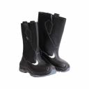 В качестве материалов для верха сапог используется натуральная кожа толщиной 1,8–2,0 мм. Голенище высотой 28,0 см с петлями для удобства надевания. Имеется отделка из световозвращающего материала. Сапоги оснащены металлоподносками, предохраняющими ноги от удара и имеющими удельное сопротивление деформациям не менее 200 Дж, что регламентировано европейскими стандартами (EN-345). Антипрокольная стелька, расположенная между промежуточным слоем подошвы и штробельной подкладкой, дополнительно защищает стопы ног от проколов, порезов, сильных ударов и прочих производственных травм. Подошва двухслойная ПУ/ТПУ: полиуретан обладает амортизирующими свойствами, гасит ударные нагрузки, а также придает обуви лёгкость, комфорт и повышенные теплозащитные свойства. Термополиуретан обладает гибкостью и прочностью, поэтому обувь с подошвой из этого материала прослужит долго. Литьевой метод крепления подошвы обеспечивает с верхом обуви единое целое, в результате достигается полная герметичность в месте литья. Такой метод крепления является самым прочным и долговечным на сегодняшний день. Детали сапог имеют контрастные отделочно-скрепляющие строчки синего цвета. Колодка обладает полнотно-размерными характеристиками защитной обуви, предназначенной для эксплуатации весной, летом и осенью, даёт возможность работать полный рабочий день с комфортом и без усталости. Обувь предназначена для работы в нефтегазовой, горнодобывающей, энергетической, химической промышленности, на транспорте, В качестве материалов для верха сапог используется натуральная кожа толщиной 1,8–2,0 мм. Голенище высотой 28,0 см с петлями для удобства надевания. Имеется отделка из световозвращающего материала. Сапоги оснащены металлоподносками, предохраняющими ноги от удара и имеющими удельное сопротивление деформациям не менее 200 Дж, что регламентировано европейскими стандартами (EN-345). Антипрокольная стелька, расположенная между промежуточным слоем подошвы и штробельной подкладкой, дополнительно защищает стопы ног от проколов, порезов, сильных ударов и прочих производственных травм. Подошва двухслойная ПУ/ТПУ: полиуретан обладает амортизирующими свойствами, гасит ударные нагрузки, а также придает обуви лёгкость, комфорт и повышенные теплозащитные свойства. Термополиуретан обладает гибкостью и прочностью, поэтому обувь с подошвой из этого материала прослужит долго. Литьевой метод крепления подошвы обеспечивает с верхом обуви единое целое, в результате достигается полная герметичность в месте литья. Такой метод крепления является самым прочным и долговечным на сегодняшний день. Детали сапог имеют контрастные отделочно-скрепляющие строчки синего цвета. Колодка обладает полнотно-размерными характеристиками защитной обуви, предназначенной для эксплуатации весной, летом и осенью, даёт возможность работать полный рабочий день с комфортом и без усталости. Обувь предназначена для работы в нефтегазовой, горнодобывающей, энергетической, химической промышленности, на транспорте,