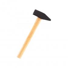 Слесарный молоток BIST с деревянной ручкой, , 2000 гр, BWD660-20 представляет собой модель немецкого типа. Используется для выполнения ударных работ, разрушения или деформации материалов. Удобство использования обуславливается деревянной рукояткой, которая предотвращает скольжение инструмента в руке и позволяет работать продолжительное время без чувства усталости. Кованый, индукционно упрочненный боек выполнен из углеродистой инструментальной стали. Поверхностная обработка: лакирование. Модель изготовлена в соответствии со стандартом DIN 1041. Слесарный молоток BIST с деревянной ручкой, , 2000 гр, BWD660-20 представляет собой модель немецкого типа. Используется для выполнения ударных работ, разрушения или деформации материалов. Удобство использования обуславливается деревянной рукояткой, которая предотвращает скольжение инструмента в руке и позволяет работать продолжительное время без чувства усталости. Кованый, индукционно упрочненный боек выполнен из углеродистой инструментальной стали. Поверхностная обработка: лакирование. Модель изготовлена в соответствии со стандартом DIN 1041.