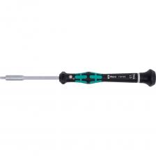 Высококачественная торцовая отвёртка Wera Micro для тонкой работы. За счёт опоры ладони на подвижную головку и расположенной под ней зоны быстрого вращения можно работать отвёрткой в скоростном режиме Не надо тратить время на перехватывание инструмента Зона приложения усилий с мягкими участками служит для передачи больших моментов силы при затяжке и отпуске винтов Прецизионная зона для выбора правильного угла завинчивания при юстировочных работах Идентификаторы инструментов "Take it easy" с цветовой кодировкой профиля и гравировкой размера – для простого и быстрого отбора требуемого инструмента Высококачественная торцовая отвёртка Wera Micro для тонкой работы. За счёт опоры ладони на подвижную головку и расположенной под ней зоны быстрого вращения можно работать отвёрткой в скоростном режиме Не надо тратить время на перехватывание инструмента Зона приложения усилий с мягкими участками служит для передачи больших моментов силы при затяжке и отпуске винтов Прецизионная зона для выбора правильного угла завинчивания при юстировочных работах Идентификаторы инструментов "Take it easy" с цветовой кодировкой профиля и гравировкой размера – для простого и быстрого отбора требуемого инструмента