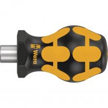 Особо короткая ручка-битодержатель ESD для электростатически безопасной работы даже в труднодоступных местах. Подходит для битов с шестигранным хвостовиком 1/4" по стандарту DIN ISO 1173-C 6,3 и типа хвостовика Wera 1. Двухкомпонентная ручка Kraftform с практичным сочетанием мягких и твёрдых зон обеспечивает уверенный хват рукой и точные манипуляции. С сильным постоянным магнитом, который удерживает даже тяжёлые винты. Шестигранный край ручки предотвращает перекатывание отвёртки на рабочем месте. Особо короткая ручка-битодержатель ESD для электростатически безопасной работы даже в труднодоступных местах. Подходит для битов с шестигранным хвостовиком 1/4" по стандарту DIN ISO 1173-C 6,3 и типа хвостовика Wera 1. Двухкомпонентная ручка Kraftform с практичным сочетанием мягких и твёрдых зон обеспечивает уверенный хват рукой и точные манипуляции. С сильным постоянным магнитом, который удерживает даже тяжёлые винты. Шестигранный край ручки предотвращает перекатывание отвёртки на рабочем месте.