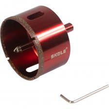 Высококачественное корончатое сверло SKOLE серии K15 предназначено для реза стекла, плитки, кафеля, изделий из керамогранита и другого природного камня. Корончатое сверло имеет мелкую алмазную кромку, что обеспечивает чистый рез и долговечность. Благодаря центрирующему сверлу с твердосплавным наконечником, обеспечивается точность при работе. Тип хвостовика: 3 грани 10мм Материал: D45 Тип сегмента: плазменная крошка Высота сегмента: 5мм Глубина заглубления: 40мм Общая высота коронки: 70мм Имеется отверстие для отвода шлама Имбусовый ключ для замены центрирующего сверла в комплекте Рекомендуется использовать охлаждение водой для продления срока службы инструмента Внимание, изображение товара может отличаться от реального! Верные параметры указаны в технических характеристиках товара. Высококачественное корончатое сверло SKOLE серии K15 предназначено для реза стекла, плитки, кафеля, изделий из керамогранита и другого природного камня. Корончатое сверло имеет мелкую алмазную кромку, что обеспечивает чистый рез и долговечность. Благодаря центрирующему сверлу с твердосплавным наконечником, обеспечивается точность при работе. Тип хвостовика: 3 грани 10мм Материал: D45 Тип сегмента: плазменная крошка Высота сегмента: 5мм Глубина заглубления: 40мм Общая высота коронки: 70мм Имеется отверстие для отвода шлама Имбусовый ключ для замены центрирующего сверла в комплекте Рекомендуется использовать охлаждение водой для продления срока службы инструмента Внимание, изображение товара может отличаться от реального! Верные параметры указаны в технических характеристиках товара.