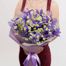Букет живых цветов БУКЕТНАЯ ЛАВКА Ирисы и ромашки Букет живых цветов БУКЕТНАЯ ЛАВКА Ирисы и ромашки