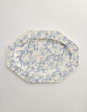 Блюдо сервировочное из фарфора с цветочным узором Блюдо сервировочное из фарфора с цветочным узором