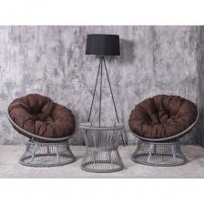 Садовый комплект станет настоящим украшением вашего двора или балкона, обеспечивая уют и комфорт для приятного времяпрепровождения на открытом воздухе. Кресло с мягкой подушкой не только привлекает внимание своим необычным дизайном, но и дарит ощущение уюта при каждом сидении. Его идеальные пропорции позволяют удобно разместиться, а эргономичная форма способствует расслаблению.Кроме того, мебельный комплект показан для эксплуатации вне помещений благодаря устойчивым к внешним воздействиям материалам. Порошковая краска на металлическом каркасе защищает от ржавчины, а акриловый шнур, используемый в плетении, сохраняет цвет и форму даже под воздействием солнечных лучей. Благодаря использованию высококачественных материалов, данный комплектпрекрасно подходит как для уличного, так и для внутреннего использования.Это значит, что ваш комплект будет радовать глаз многие сезоны подряд.Журнальный столик с оригинальным плетением из шнура и стеклянной столешницей добавляет легкости в общий ансамбль. Его компактные размеры позволяют размещать на нем книги, напитки или закуски, создавая атмосферу счастья и комфорта. Такой комплект станет идеальным решением для встреч с друзьями или тихих вечеров в кругу семьи. Садовый комплект станет настоящим украшением вашего двора или балкона, обеспечивая уют и комфорт для приятного времяпрепровождения на открытом воздухе. Кресло с мягкой подушкой не только привлекает внимание своим необычным дизайном, но и дарит ощущение уюта при каждом сидении. Его идеальные пропорции позволяют удобно разместиться, а эргономичная форма способствует расслаблению.Кроме того, мебельный комплект показан для эксплуатации вне помещений благодаря устойчивым к внешним воздействиям материалам. Порошковая краска на металлическом каркасе защищает от ржавчины, а акриловый шнур, используемый в плетении, сохраняет цвет и форму даже под воздействием солнечных лучей. Благодаря использованию высококачественных материалов, данный комплектпрекрасно подходит как для уличного, так и для внутреннего использования.Это значит, что ваш комплект будет радовать глаз многие сезоны подряд.Журнальный столик с оригинальным плетением из шнура и стеклянной столешницей добавляет легкости в общий ансамбль. Его компактные размеры позволяют размещать на нем книги, напитки или закуски, создавая атмосферу счастья и комфорта. Такой комплект станет идеальным решением для встреч с друзьями или тихих вечеров в кругу семьи.