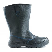Кожаные сапоги Prosafe серии basic предназначены для защиты ног от общих производственных загрязнений. В модели предусмотрены боковые петли в верхней части голенища для удобного надевания. Подкладка и вкладная стелька изготовлены из текстильного сетчатого материала. Светоотражающие элементы повышают видимость работников в темное время суток, а также на неосвещенной территории.Однослойная маслобензостойкая полиуретановая подошва литьевого метода крепления имеет вставку в пяточной части подошвы, обладающую амортизационными свойствами и способную гасить ударные нагрузки при ходьбе.Глубина протектора ходового слоя обеспечивает хорошую сцепляемость с поверхностями и препятствует скольжению за счет рельефа протектора. Металлический подносок обеспечивает защиту пальцев стопы от механических повреждений ударной прочностью до 200Дж. Кожаные сапоги Prosafe серии basic предназначены для защиты ног от общих производственных загрязнений. В модели предусмотрены боковые петли в верхней части голенища для удобного надевания. Подкладка и вкладная стелька изготовлены из текстильного сетчатого материала. Светоотражающие элементы повышают видимость работников в темное время суток, а также на неосвещенной территории.Однослойная маслобензостойкая полиуретановая подошва литьевого метода крепления имеет вставку в пяточной части подошвы, обладающую амортизационными свойствами и способную гасить ударные нагрузки при ходьбе.Глубина протектора ходового слоя обеспечивает хорошую сцепляемость с поверхностями и препятствует скольжению за счет рельефа протектора. Металлический подносок обеспечивает защиту пальцев стопы от механических повреждений ударной прочностью до 200Дж.