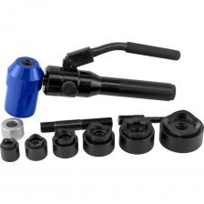 Гидравлический ручной поворотный пробойник TURBOSKY SD-8 — усовершенствованный инструмент для точного создания отверстий в металлических листах. Обновленная конструкция с увеличенной ударной головкой и комплектом расширенных матриц обеспечивает лёгкую работу даже с наиболее твёрдыми материалами. Идеально подходит для электромонтажных работ, установки щитов, шкафов и распределительных коробок.Основные преимущества модели:Усиленная конструкция и эргономичная ручкаРазрешает работу с листами металла толщиной до 3 мм (сталь, медь, алюминий)Обеспечивает вырубку без заусенцев и деформацийПростая и быстрая замена матрицРабочее усилие до 8 тоннКомпактные размеры и легкий вес для удобства использования на высоте и в труднодоступных местах Область применения:Электромонтажные и щитовые работы, изготовление шкафов управления, строительство и промышленное использование.TURBOSKY — ваш надёжный партнёр для чистой и профессиональной вырубки отверстий в любых условиях. Гидравлический ручной поворотный пробойник TURBOSKY SD-8 — усовершенствованный инструмент для точного создания отверстий в металлических листах. Обновленная конструкция с увеличенной ударной головкой и комплектом расширенных матриц обеспечивает лёгкую работу даже с наиболее твёрдыми материалами. Идеально подходит для электромонтажных работ, установки щитов, шкафов и распределительных коробок.Основные преимущества модели:Усиленная конструкция и эргономичная ручкаРазрешает работу с листами металла толщиной до 3 мм (сталь, медь, алюминий)Обеспечивает вырубку без заусенцев и деформацийПростая и быстрая замена матрицРабочее усилие до 8 тоннКомпактные размеры и легкий вес для удобства использования на высоте и в труднодоступных местах Область применения:Электромонтажные и щитовые работы, изготовление шкафов управления, строительство и промышленное использование.TURBOSKY — ваш надёжный партнёр для чистой и профессиональной вырубки отверстий в любых условиях.