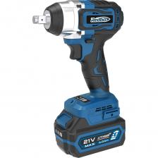 Гайковерт ударный аккумуляторный бесщеточный (далее по тексту – гайковерт) предназначен для закручивания и раскручивания резьбовых соединений. С его помощью осуществляется монтаж гаек, болтов и анкеров. Инструмент обладает мощным крутящим моментом, благодаря чему может раскручивать резьбовые соединения, на которые ручных усилий может быть недостаточно. Применение гайковерта ускоряет работу в десятки раз. Гайковерт позволяет быстро закреплять детали из любых материалов (дерево, металл, пластмасса) и эффективно отвинчивать даже заржавевшие гайки и болты. Область применения не только в строительстве, но и для автолюбителей, например, при замене колес. Возможно расширение функциональных возможностей, благодаря использованию аксессуаров и дополнительных принадлежностей.Для удобства пользователя на корпусе установлен светодиод подсветки рабочей зоны.Преимущество бесщеточного двигателя: большая износостойкость инструмента. Отсутствие щеток снижает пожароопасность инструмента. Бесщеточный двигатель может в считанные секунды развить максимальную скорость за счет своего строения. В работе не подвержен перегреву.Вид климатического исполнения данной модели УХЛ3.1 по ГОСТ 15150-69 (п.3.2), то есть предназначена для работы в условиях умеренного климата с диапазоном рабочих температур от -10 до +40 °C и относительной влажности не более 80%. Гайковерт ударный аккумуляторный бесщеточный (далее по тексту – гайковерт) предназначен для закручивания и раскручивания резьбовых соединений. С его помощью осуществляется монтаж гаек, болтов и анкеров. Инструмент обладает мощным крутящим моментом, благодаря чему может раскручивать резьбовые соединения, на которые ручных усилий может быть недостаточно. Применение гайковерта ускоряет работу в десятки раз. Гайковерт позволяет быстро закреплять детали из любых материалов (дерево, металл, пластмасса) и эффективно отвинчивать даже заржавевшие гайки и болты. Область применения не только в строительстве, но и для автолюбителей, например, при замене колес. Возможно расширение функциональных возможностей, благодаря использованию аксессуаров и дополнительных принадлежностей.Для удобства пользователя на корпусе установлен светодиод подсветки рабочей зоны.Преимущество бесщеточного двигателя: большая износостойкость инструмента. Отсутствие щеток снижает пожароопасность инструмента. Бесщеточный двигатель может в считанные секунды развить максимальную скорость за счет своего строения. В работе не подвержен перегреву.Вид климатического исполнения данной модели УХЛ3.1 по ГОСТ 15150-69 (п.3.2), то есть предназначена для работы в условиях умеренного климата с диапазоном рабочих температур от -10 до +40 °C и относительной влажности не более 80%.