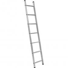 Алюминиевая односекционная приставная лестница Variant 1*7 SC 1007 представляет собой надежное и удобное решение для бытового использования. Изготовленная из легкого алюминия, она отличается прочностью и долговечностью, что позволяет выдерживать нагрузку до 150 кг. Лестница имеет рабочую высоту 2,87 метра и общую длину 1,97 метра, что делает её подходящей для выполнения различных задач в доме или на даче. Ширина ступеней составляет 25 мм, обеспечивая комфортное и безопасное использование. Лестница весит всего 2,4 кг, что облегчает её транспортировку и хранение. Компактные размеры и отсутствие траверсы делают её идеальной для использования в ограниченном пространстве. Этот продукт сочетает в себе практичность и надежность, обеспечивая удобство в повседневной эксплуатации. Алюминиевая односекционная приставная лестница Variant 1*7 SC 1007 представляет собой надежное и удобное решение для бытового использования. Изготовленная из легкого алюминия, она отличается прочностью и долговечностью, что позволяет выдерживать нагрузку до 150 кг. Лестница имеет рабочую высоту 2,87 метра и общую длину 1,97 метра, что делает её подходящей для выполнения различных задач в доме или на даче. Ширина ступеней составляет 25 мм, обеспечивая комфортное и безопасное использование. Лестница весит всего 2,4 кг, что облегчает её транспортировку и хранение. Компактные размеры и отсутствие траверсы делают её идеальной для использования в ограниченном пространстве. Этот продукт сочетает в себе практичность и надежность, обеспечивая удобство в повседневной эксплуатации.