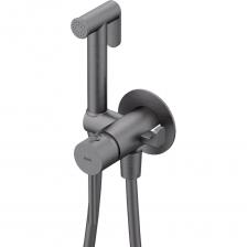 Встраиваемый смеситель с гигиеническим душем Axes в трендовом матовом графитовом оттенке – практичный и стильный, его дизайн сочетает в себе трендовый минимализм форм и четкие грани. Имеет крючок для полотенца, который можно установить как слева, так и справа. Гладкий душевой шланг 1,2 м в комплекте. Гигиеническая лейка очень компактная, но при этом она комфортно и уверенно ощущается в любой руке – благодаря тому, что изготовлена из увесистой латуни. Экономит пространство и упрощает уборку — благодаря скрытому монтажу в стену (на глубину 40–60 мм) и отсутствию больших выступающих элементов конструкции. Подключается с помощью любых труб, диаметр входных отверстий 1/2 дюйма. Смеситель прослужит долго благодаря надежному корпусу из прочной латуни, стойкому к коррозии, резким изменениям давления и перепадам температуры воды. Плавный ход ручки и абсолютная точность регулировки температуры и напора воды — за счет качественного керамического картриджа Softap. Встраиваемый смеситель с гигиеническим душем Axes в трендовом матовом графитовом оттенке – практичный и стильный, его дизайн сочетает в себе трендовый минимализм форм и четкие грани. Имеет крючок для полотенца, который можно установить как слева, так и справа. Гладкий душевой шланг 1,2 м в комплекте. Гигиеническая лейка очень компактная, но при этом она комфортно и уверенно ощущается в любой руке – благодаря тому, что изготовлена из увесистой латуни. Экономит пространство и упрощает уборку — благодаря скрытому монтажу в стену (на глубину 40–60 мм) и отсутствию больших выступающих элементов конструкции. Подключается с помощью любых труб, диаметр входных отверстий 1/2 дюйма. Смеситель прослужит долго благодаря надежному корпусу из прочной латуни, стойкому к коррозии, резким изменениям давления и перепадам температуры воды. Плавный ход ручки и абсолютная точность регулировки температуры и напора воды — за счет качественного керамического картриджа Softap.