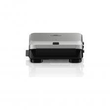 Электрогриль Braun SM5006 подходит для приготовления сендвичей. Прибор обладает компактным размером и стильным дизайном. Поэтому отлично впишется в интерьер кухни. Устройство имеет мощность в 800 Вт, которой достаточно для быстрого приготовления любого блюда. Корпус изготовлен из качественного материала устойчивого к высоким температурам и внешним механическим воздействиям. Для комфортной эксплуатации электрогриль оснащен удобной ручкой со специальным покрытием, защищающим от нагрева. Внутренняя поверхность оснащена специальным покрытием, что гарантирует качественную прожарку и исключает прилипание продуктов. Очень глубокие пластины предназначены для приготовления пышных, сладких или соленых вафель. Электрогриль Braun SM5006 подходит для приготовления сендвичей. Прибор обладает компактным размером и стильным дизайном. Поэтому отлично впишется в интерьер кухни. Устройство имеет мощность в 800 Вт, которой достаточно для быстрого приготовления любого блюда. Корпус изготовлен из качественного материала устойчивого к высоким температурам и внешним механическим воздействиям. Для комфортной эксплуатации электрогриль оснащен удобной ручкой со специальным покрытием, защищающим от нагрева. Внутренняя поверхность оснащена специальным покрытием, что гарантирует качественную прожарку и исключает прилипание продуктов. Очень глубокие пластины предназначены для приготовления пышных, сладких или соленых вафель.