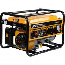 Электростанция SBK BG4600 — это надежное и эффективное устройство, предназначенное для резервного питания бытовых приборов в случае аварийного отключения электроэнергии. Она идеально подходит для использования в небольших магазинах, на даче, на строительных площадках и в домашнем хозяйстве. Компактные размеры и удобство в эксплуатации делают эту модель идеальным решением для различных сфер деятельности, где необходима постоянная подача электроэнергии, будь то для освещения, работы небольших электроприборов или других нужд. Этот генератор оснащен мощным четырехтактным бензиновым двигателем с воздушным охлаждением, который обеспечивает стабильную работу устройства. С максимальной мощностью 3 кВт и номинальной мощностью 2,7 кВт, электростанция SBK BG4600 подходит для подключения различных бытовых и профессиональных приборов. Двигатель имеет верхнее расположение клапанов (OHV), что обеспечивает лучшую экономию топлива, а также увеличивает срок службы устройства. Устройство выполнено с учетом всех современных стандартов, включая степень защиты IP23, что позволяет использовать генератор в разных условиях, защищая его от пыли и влаги. С расходом топлива 1,7 литра в час и объемом топливного бака в 15 литров, электростанция SBK BG4600 может работать до 9 часов без дозаправки, что делает ее удобной для длительного использования в местах, где нет доступа к источникам питания. Кроме того, объем масла двигателя составляет 600 мл, что также способствует его долговечности и надежности. Электростанция SBK BG4600 — это надежное и эффективное устройство, предназначенное для резервного питания бытовых приборов в случае аварийного отключения электроэнергии. Она идеально подходит для использования в небольших магазинах, на даче, на строительных площадках и в домашнем хозяйстве. Компактные размеры и удобство в эксплуатации делают эту модель идеальным решением для различных сфер деятельности, где необходима постоянная подача электроэнергии, будь то для освещения, работы небольших электроприборов или других нужд. Этот генератор оснащен мощным четырехтактным бензиновым двигателем с воздушным охлаждением, который обеспечивает стабильную работу устройства. С максимальной мощностью 3 кВт и номинальной мощностью 2,7 кВт, электростанция SBK BG4600 подходит для подключения различных бытовых и профессиональных приборов. Двигатель имеет верхнее расположение клапанов (OHV), что обеспечивает лучшую экономию топлива, а также увеличивает срок службы устройства. Устройство выполнено с учетом всех современных стандартов, включая степень защиты IP23, что позволяет использовать генератор в разных условиях, защищая его от пыли и влаги. С расходом топлива 1,7 литра в час и объемом топливного бака в 15 литров, электростанция SBK BG4600 может работать до 9 часов без дозаправки, что делает ее удобной для длительного использования в местах, где нет доступа к источникам питания. Кроме того, объем масла двигателя составляет 600 мл, что также способствует его долговечности и надежности.