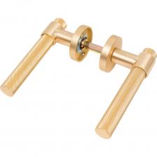 Дверная ручка РЕНЦ, среднеценовой+ сегмент. Ручка выполнена из сплава ЦАМ (цинк-алюминий-медь), который отличается особой прочностью и высокой степенью стойкости нанесенного на него гальванического покрытия. Аналитики подсчитали, что по стоимости дня использования ручки из этого сплава наиболее оптимальны и выгодны. ВАЖНЫЕ ТЕХНИЧЕСКИЕ ОСОБЕННОСТИ ДВЕРНЫХ РУЧЕК РЕНЦ 1. Ручка плотно держится на двери и не разбалтывается на протяжении всего срока использования благодаря особой запатентованной конструкции соединительного стержня, на котором крепятся ручки (№ патента 139359). 2. Ручка никогда не провиснет и не повредит полотно двери даже при интенсивной эксплуатации благодаря использованию в конструкции закаленной пружины. 3. Покрытие ручки и ее конструктив останутся в идеальном состоянии на протяжении всего срока эксплуатации благодаря многоступенчатой системе контроля качества производственных процессов и трехэтапной отбраковке. ПРЕИМУЩЕСТВА - Оптимальное соотношение цены, качества и срока эксплуатации (вы будете избавлены от незапланированной смены ручек). - Универсальность - ручку вы можете установить на деревянные и металлические двери. - Расчетный срок службы не менее 10 лет. Дверные ручки из сплава ЦАМ подходят на двери жилых помещений с любой проходимостью. В комплекте поставляется вся необходимая крепежная фурнитура, в том числе стяжные винты. Дверная ручка РЕНЦ, среднеценовой+ сегмент. Ручка выполнена из сплава ЦАМ (цинк-алюминий-медь), который отличается особой прочностью и высокой степенью стойкости нанесенного на него гальванического покрытия. Аналитики подсчитали, что по стоимости дня использования ручки из этого сплава наиболее оптимальны и выгодны. ВАЖНЫЕ ТЕХНИЧЕСКИЕ ОСОБЕННОСТИ ДВЕРНЫХ РУЧЕК РЕНЦ 1. Ручка плотно держится на двери и не разбалтывается на протяжении всего срока использования благодаря особой запатентованной конструкции соединительного стержня, на котором крепятся ручки (№ патента 139359). 2. Ручка никогда не провиснет и не повредит полотно двери даже при интенсивной эксплуатации благодаря использованию в конструкции закаленной пружины. 3. Покрытие ручки и ее конструктив останутся в идеальном состоянии на протяжении всего срока эксплуатации благодаря многоступенчатой системе контроля качества производственных процессов и трехэтапной отбраковке. ПРЕИМУЩЕСТВА - Оптимальное соотношение цены, качества и срока эксплуатации (вы будете избавлены от незапланированной смены ручек). - Универсальность - ручку вы можете установить на деревянные и металлические двери. - Расчетный срок службы не менее 10 лет. Дверные ручки из сплава ЦАМ подходят на двери жилых помещений с любой проходимостью. В комплекте поставляется вся необходимая крепежная фурнитура, в том числе стяжные винты.