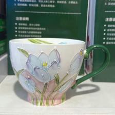 Керамическая кружка с цветочным рисунком Керамическая кружка с цветочным рисунком