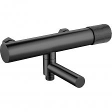 Стильный и функциональный смеситель для ванны MANSA модели 36201MNB, выполненный из высококачественной латуни с хромированным покрытием. Изделие сочетает в себе лаконичный дизайн и надежность, идеально вписываясь в современные интерьеры ванных комнат.Ключевые особенности:Тип управления: однозахватный с керамическим картриджем, обеспечивающим плавное и бесшумное переключение режимов.Дивертор: керамический, гарантирующий долговечность и герметичность переключения между изливом и душем.Излив: длиной 100 мм с аэратором, формирующим мягкий, равномерный поток воды без разбрызгивания. Функция повышенной проходимости ускоряет наполнение ванны.Размеры (ДxШxВ): 184 x 301,65 x 92 мм – компактная конструкция подходит для различных типов ванн и душевых кабин.Покрытие: хромированное, устойчивое к коррозии и механическим повреждениям, легко очищается от загрязнений. Стильный и функциональный смеситель для ванны MANSA модели 36201MNB, выполненный из высококачественной латуни с хромированным покрытием. Изделие сочетает в себе лаконичный дизайн и надежность, идеально вписываясь в современные интерьеры ванных комнат.Ключевые особенности:Тип управления: однозахватный с керамическим картриджем, обеспечивающим плавное и бесшумное переключение режимов.Дивертор: керамический, гарантирующий долговечность и герметичность переключения между изливом и душем.Излив: длиной 100 мм с аэратором, формирующим мягкий, равномерный поток воды без разбрызгивания. Функция повышенной проходимости ускоряет наполнение ванны.Размеры (ДxШxВ): 184 x 301,65 x 92 мм – компактная конструкция подходит для различных типов ванн и душевых кабин.Покрытие: хромированное, устойчивое к коррозии и механическим повреждениям, легко очищается от загрязнений.