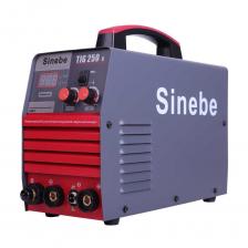Сварочный инвертор Sinebe TIG 250 предназначен для аргонодуговой и ручной дуговой сварки. Работает с неплавящимся вольфрамовым электродом (данный способ сварки в соответствии с ИСО 4063-90 имеет следующее сокращение – TIG Tungsten Inert Gas). Подходит для таких материалов, как нержавеющая, углеродистая и легированная стали, алюминий и сплавы, сплавы титана, никеля, меди, латуни и др.Для получения высококачественных швов предусмотрен режим TIG. Благодаря минимизации тепловложения в свариваемый металл значительно уменьшается его деформация и область термического влияния в последствии.Цифровой дисплей и многочисленные встроенные функции подстройки значительно упрощают сварочный процесс и экономят время на настройку аппарата.Имеет широкую сферу применения и обеспечивает защиту от перегрева детали при обработке.. Сварочный инвертор Sinebe TIG 250 предназначен для аргонодуговой и ручной дуговой сварки. Работает с неплавящимся вольфрамовым электродом (данный способ сварки в соответствии с ИСО 4063-90 имеет следующее сокращение – TIG Tungsten Inert Gas). Подходит для таких материалов, как нержавеющая, углеродистая и легированная стали, алюминий и сплавы, сплавы титана, никеля, меди, латуни и др.Для получения высококачественных швов предусмотрен режим TIG. Благодаря минимизации тепловложения в свариваемый металл значительно уменьшается его деформация и область термического влияния в последствии.Цифровой дисплей и многочисленные встроенные функции подстройки значительно упрощают сварочный процесс и экономят время на настройку аппарата.Имеет широкую сферу применения и обеспечивает защиту от перегрева детали при обработке..