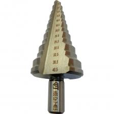 Сверло ступенчатое 7-40.5 мм, HSS Co5 ФТ 111038 имеет прямолинейный жёлоб, который по сравнению со спиральным выделяет меньше тепла, что позволяет существенно увеличить срок службы сверла, при незначительном снижении скорости. Две режущие кромки обеспечивают оптимальное удаление стружки. Кроме того, конструкция с двумя кромками снижает вибрацию. Сплав легирован кобальтом 5%, что повышает теплостойкость и позволяет обрабатывать вязкие материалы и нержавеющие стали. Диаметр ступеней подобран под резьбу М8-М40, а также под обычные отверстия: 7-10.5-12.5-14.5-16.5-18.5-20.5-23-25.5-30.5-32.5-38-40.5 мм. Сверло ступенчатое 7-40.5 мм, HSS Co5 ФТ 111038 имеет прямолинейный жёлоб, который по сравнению со спиральным выделяет меньше тепла, что позволяет существенно увеличить срок службы сверла, при незначительном снижении скорости. Две режущие кромки обеспечивают оптимальное удаление стружки. Кроме того, конструкция с двумя кромками снижает вибрацию. Сплав легирован кобальтом 5%, что повышает теплостойкость и позволяет обрабатывать вязкие материалы и нержавеющие стали. Диаметр ступеней подобран под резьбу М8-М40, а также под обычные отверстия: 7-10.5-12.5-14.5-16.5-18.5-20.5-23-25.5-30.5-32.5-38-40.5 мм.