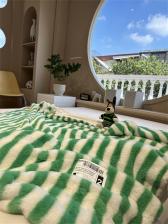 Бархатное полосатое одеяло из полиэстера 110x150/150x200 см Бархатное полосатое одеяло из полиэстера 110x150/150x200 см