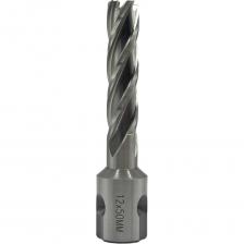 Сверло корончатое TORNERI 12х50 мм, HSS, Universal / Weldon 19Корончатые сверла, также известные как кольцевые фрезы, изготавливаются из быстрорежущей стали и предназначены для сквозного сверления различных металлов, таких как сталь, алюминий, бронза и другие.Одним из основных преимуществ корончатых сверл является их высокая производительность и экономичность по сравнению с традиционными спиральными сверлами. При использовании корончатых сверл центральная часть отверстия остается нетронутой, а стружка образуется только по периметру высверливаемого цилиндра. Это значительно снижает затраты энергии и времени на процесс сверления.Кроме того, равномерное расположение режущих кромок кольцевой фрезы относительно центра обеспечивает одинаковую линейную скорость резания для всех кромок, что способствует стабильному и качественному сверлению.Также сверла можно переточить, что значительно увеличивает их срок службы и сохраняет эффективность. Процесс переточки корончатых сверл восстанавливает их режущие кромки, возвращая инструмент в рабочее состояние и позволяя сократить расходы на его замену.Тип хвостовика: Weldon 19 UNIVERSAL предназначен для большинства станков, подходит для патронов WELDON 19 мм и совместим с быстрозажимными патронами.Имеет три круглых паза- выемки для надежного крепления и плоскость для винтового крепления.Используется на магнитных станках с малой мощностью и на сверлильных станках с переходниками для корончатых сверл. Сверло корончатое TORNERI 12х50 мм, HSS, Universal / Weldon 19Корончатые сверла, также известные как кольцевые фрезы, изготавливаются из быстрорежущей стали и предназначены для сквозного сверления различных металлов, таких как сталь, алюминий, бронза и другие.Одним из основных преимуществ корончатых сверл является их высокая производительность и экономичность по сравнению с традиционными спиральными сверлами. При использовании корончатых сверл центральная часть отверстия остается нетронутой, а стружка образуется только по периметру высверливаемого цилиндра. Это значительно снижает затраты энергии и времени на процесс сверления.Кроме того, равномерное расположение режущих кромок кольцевой фрезы относительно центра обеспечивает одинаковую линейную скорость резания для всех кромок, что способствует стабильному и качественному сверлению.Также сверла можно переточить, что значительно увеличивает их срок службы и сохраняет эффективность. Процесс переточки корончатых сверл восстанавливает их режущие кромки, возвращая инструмент в рабочее состояние и позволяя сократить расходы на его замену.Тип хвостовика: Weldon 19 UNIVERSAL предназначен для большинства станков, подходит для патронов WELDON 19 мм и совместим с быстрозажимными патронами.Имеет три круглых паза- выемки для надежного крепления и плоскость для винтового крепления.Используется на магнитных станках с малой мощностью и на сверлильных станках с переходниками для корончатых сверл.