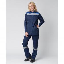 Куртка:куртка удлиненная с супатной застежкой на пуговицыворотник отложнойширокие СОП по кокеткенагрудный карман на правой полочке с отделением для ручкикарманы в швах в нижней части курткина спинке кулиса по талии с эластичной тесьмойрукава с манжетами на пуговицах по низуусилительные накладки в области локтейБрюки:с накладными карманами на передних половинкахв области коленей усилительные накладкизастежка брюк на «молнию»широкие СОП в нижней части брючин Куртка:куртка удлиненная с супатной застежкой на пуговицыворотник отложнойширокие СОП по кокеткенагрудный карман на правой полочке с отделением для ручкикарманы в швах в нижней части курткина спинке кулиса по талии с эластичной тесьмойрукава с манжетами на пуговицах по низуусилительные накладки в области локтейБрюки:с накладными карманами на передних половинкахв области коленей усилительные накладкизастежка брюк на «молнию»широкие СОП в нижней части брючин