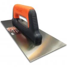 Этот шпатель от бренда Rolart предназначен для профессиональной шпатлевки и отделочных работ. Изготовленный из высококачественного ABS пластика и металла, он обеспечивает долговечность и надежность в использовании. Гладилка прямая 120х400 мм пластиковая ручка Длина лезвия - 400 мм, Материал лезвия - Пружинная сталь 1-го класса, Материал ручки - пластиковая ручка, Тип (размер) - 40 (см), Ширина лезвия - 120 мм). Шпатель оснащен закрытой ручкой длиной 30 см, что обеспечивает удобный хват и легкость в управлении. Идеально подходит для равномерного нанесения и распределения шпатлевки на поверхности. Этот шпатель от бренда Rolart предназначен для профессиональной шпатлевки и отделочных работ. Изготовленный из высококачественного ABS пластика и металла, он обеспечивает долговечность и надежность в использовании. Гладилка прямая 120х400 мм пластиковая ручка Длина лезвия - 400 мм, Материал лезвия - Пружинная сталь 1-го класса, Материал ручки - пластиковая ручка, Тип (размер) - 40 (см), Ширина лезвия - 120 мм). Шпатель оснащен закрытой ручкой длиной 30 см, что обеспечивает удобный хват и легкость в управлении. Идеально подходит для равномерного нанесения и распределения шпатлевки на поверхности.