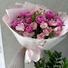 Букет живых цветов ПИОН ЦВЕТОЧНАЯ СТУДИЯ Красивый букет с кустовой пионовидной розой Букет живых цветов ПИОН ЦВЕТОЧНАЯ СТУДИЯ Красивый букет с кустовой пионовидной розой