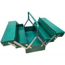 Разноуровневый металлический ящик для хранения инструментов Wynns Tools с широкой рукоятью с 5-ю отделами включает в себя 4 боковых отсека и одно большое отделение, что позволяет удобно распределить инструменты и аксессуары по категориям, обеспечивая легкий доступ к нужному инструменту во время работы. Габариты ящика большого: 405х200х195. Способность выдерживать вес до 15 кг делает органайзер для инструментов идеальным решением для хранения с замком тяжёлых предметов. Усиленные петли гарантируют долговечность и выносливость при ежедневном использовании. Кроме того, наличие отверстия для замка позволяет надежно защитить содержимое, диаметр отверстия под замок или пломбу 8мм. Для удобства транспортировки ручки складываются вдоль бортов, что значительно уменьшает габариты при хранении или перевозке. Толщина кейса для инструментов составляет 0,7 мм, что обеспечивает хорошую прочность изделия без лишнего утяжеления. Ручки не только раздвигаются при открытии, но и складываются вдоль бортов ящика, позволяя поставить сверху еще что-либо. С таким контейнером все инструменты находятся в одном месте и при открытии видны все отсеки, что упрощает поиск нужного инструмента. Выдерживает вес около 15 кг. Разноуровневый металлический ящик для хранения инструментов Wynns Tools с широкой рукоятью с 5-ю отделами включает в себя 4 боковых отсека и одно большое отделение, что позволяет удобно распределить инструменты и аксессуары по категориям, обеспечивая легкий доступ к нужному инструменту во время работы. Габариты ящика большого: 405х200х195. Способность выдерживать вес до 15 кг делает органайзер для инструментов идеальным решением для хранения с замком тяжёлых предметов. Усиленные петли гарантируют долговечность и выносливость при ежедневном использовании. Кроме того, наличие отверстия для замка позволяет надежно защитить содержимое, диаметр отверстия под замок или пломбу 8мм. Для удобства транспортировки ручки складываются вдоль бортов, что значительно уменьшает габариты при хранении или перевозке. Толщина кейса для инструментов составляет 0,7 мм, что обеспечивает хорошую прочность изделия без лишнего утяжеления. Ручки не только раздвигаются при открытии, но и складываются вдоль бортов ящика, позволяя поставить сверху еще что-либо. С таким контейнером все инструменты находятся в одном месте и при открытии видны все отсеки, что упрощает поиск нужного инструмента. Выдерживает вес около 15 кг.