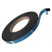 Двухсторонняя клейкая лента на основе из вспененного полиэтилена (ППЭ) черного цвета с акриловым клеем с двух сторон. Клей не содержит растворителей, почти без запаха и имеет большой срок службы.Самоклеящаяся монтажная лента обладает высокой начальной адгезией, стойкостью к УФ-излучению, влаге, долгосрочным сцеплением с поверхностью. Рабочая температура от -35 до +80 °С. Температура нанесения от +10°С. Может использоваться на улице.Вспененная двусторонняя клейкая лента подходит для крепления предметов со сложной формой, неровных поверхностей, изделий с отверстиями. Выступает альтернативой гвоздям и винтовому креплению.Используется двусторонняя лента для сборки салонов автомобилей, установки молдингов, спойлеров, ветровиков и других элементов.Клейкая лента удобна для сборки стеллажей, шкафов, столов и стульев. Черная клейкая лента помогает собрать и закрепить различные детали витрин, торговых стендов и выставочного оборудования. Применяется производстве жалюзи и рулонных штор. Широко используется для крепежа пластиковых бордюров и плинтусов, нащельников, приклеивания табличек и различных декоративных частей.Так же самоклеящаяся лента применяется для монтажа наружной рекламы, пластиковых букв и объёмных элементов, необходима при производстве сувенирной продукции и различной упаковки.Адгезия:Сталь более 17 N/25ммСталь с порошковым окрашиванием более 13 N/25ммПВХ более 17 N/25ммПолипропилен более 8 N/25ммПолиэтилен более 8 N/25мм Двухсторонняя клейкая лента на основе из вспененного полиэтилена (ППЭ) черного цвета с акриловым клеем с двух сторон. Клей не содержит растворителей, почти без запаха и имеет большой срок службы.Самоклеящаяся монтажная лента обладает высокой начальной адгезией, стойкостью к УФ-излучению, влаге, долгосрочным сцеплением с поверхностью. Рабочая температура от -35 до +80 °С. Температура нанесения от +10°С. Может использоваться на улице.Вспененная двусторонняя клейкая лента подходит для крепления предметов со сложной формой, неровных поверхностей, изделий с отверстиями. Выступает альтернативой гвоздям и винтовому креплению.Используется двусторонняя лента для сборки салонов автомобилей, установки молдингов, спойлеров, ветровиков и других элементов.Клейкая лента удобна для сборки стеллажей, шкафов, столов и стульев. Черная клейкая лента помогает собрать и закрепить различные детали витрин, торговых стендов и выставочного оборудования. Применяется производстве жалюзи и рулонных штор. Широко используется для крепежа пластиковых бордюров и плинтусов, нащельников, приклеивания табличек и различных декоративных частей.Так же самоклеящаяся лента применяется для монтажа наружной рекламы, пластиковых букв и объёмных элементов, необходима при производстве сувенирной продукции и различной упаковки.Адгезия:Сталь более 17 N/25ммСталь с порошковым окрашиванием более 13 N/25ммПВХ более 17 N/25ммПолипропилен более 8 N/25ммПолиэтилен более 8 N/25мм