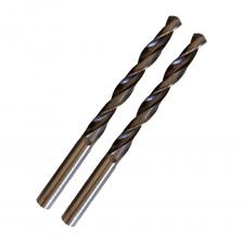 Спиральное сверло по металлу из быстрорежущей стали Р6М5 ИНСТРУМЕНТ - ЦЕНТР станет надежным инструментом для любых домашних и строительных задач. Оно обладает высокой механической прочностью и долговечностью, что обеспечивает стабильную работу даже при интенсивных нагрузках. Благодаря высокой красностойкости, сверло сохраняет свои свойства при нагреве, что важно при сверлении твердых материалов, таких как сталь и чугун.Универсальность сверла позволяет использовать его для работы с различными материалами, включая алюминий и медь. Угол заточки в 118 градусов обеспечивает эффективное сверление и минимальное сопротивление, что облегчает задачу как начинающим, так и опытным мастерам. Совместимость с шуруповертами, дрелями и сверлильными станками делает это сверло универсальным выбором для выполнения разнообразных проектов. Повышенная вязкость материала снижает риск поломки, делая сверло надежным помощником в любых ремонтных и строительных работах.Внимание, изображение товара может отличаться от реального! Верные параметры указаны в технических характеристиках товара. Спиральное сверло по металлу из быстрорежущей стали Р6М5 ИНСТРУМЕНТ - ЦЕНТР станет надежным инструментом для любых домашних и строительных задач. Оно обладает высокой механической прочностью и долговечностью, что обеспечивает стабильную работу даже при интенсивных нагрузках. Благодаря высокой красностойкости, сверло сохраняет свои свойства при нагреве, что важно при сверлении твердых материалов, таких как сталь и чугун.Универсальность сверла позволяет использовать его для работы с различными материалами, включая алюминий и медь. Угол заточки в 118 градусов обеспечивает эффективное сверление и минимальное сопротивление, что облегчает задачу как начинающим, так и опытным мастерам. Совместимость с шуруповертами, дрелями и сверлильными станками делает это сверло универсальным выбором для выполнения разнообразных проектов. Повышенная вязкость материала снижает риск поломки, делая сверло надежным помощником в любых ремонтных и строительных работах.Внимание, изображение товара может отличаться от реального! Верные параметры указаны в технических характеристиках товара.