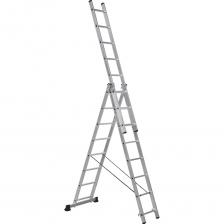 Алюминиевая трехсекционная лестница Variant 3*8 SC 3008 представляет собой удобное и надежное решение для бытового использования. Изготовленная из легкого алюминия, она обеспечивает прочность и долговечность конструкции при минимальном весе, всего 9,7 кг, что облегчает ее транспортировку и установку. Лестница имеет рабочую высоту до 5,66 метров, что позволяет выполнять работы на значительной высоте. Максимальная рабочая нагрузка составляет 150 кг, что делает ее подходящей для большинства домашних задач. Ширина ступеней 25 мм обеспечивает комфорт и безопасность при подъеме и спуске. Общая длина лестницы в сложенном состоянии составляет 2,25 метра, что позволяет удобно хранить ее в ограниченном пространстве. Лестница не имеет телескопической конструкции и не предназначена для использования на разноуровневых поверхностях, что делает ее идеальной для стандартных условий эксплуатации. Рабочая высота со стрелой, м:4,54 Ширина со стабилизатором, м:0,8 Высота в разложенном виде, м:5,04 Рабочая высота в разложенном виде, м:5,66 Высота со стрелой, м:3,64 Ступень:алюминиевая Количество ступеней:3х8 Ширина (м):0,33/0,39/0,44 Вес (кг):9,7 Серия:SС3 Профиль:алюминиевый Общая высота, м:2,25 * Рабочая высота, м:3,15 Алюминиевая трехсекционная лестница Variant 3*8 SC 3008 представляет собой удобное и надежное решение для бытового использования. Изготовленная из легкого алюминия, она обеспечивает прочность и долговечность конструкции при минимальном весе, всего 9,7 кг, что облегчает ее транспортировку и установку. Лестница имеет рабочую высоту до 5,66 метров, что позволяет выполнять работы на значительной высоте. Максимальная рабочая нагрузка составляет 150 кг, что делает ее подходящей для большинства домашних задач. Ширина ступеней 25 мм обеспечивает комфорт и безопасность при подъеме и спуске. Общая длина лестницы в сложенном состоянии составляет 2,25 метра, что позволяет удобно хранить ее в ограниченном пространстве. Лестница не имеет телескопической конструкции и не предназначена для использования на разноуровневых поверхностях, что делает ее идеальной для стандартных условий эксплуатации. Рабочая высота со стрелой, м:4,54 Ширина со стабилизатором, м:0,8 Высота в разложенном виде, м:5,04 Рабочая высота в разложенном виде, м:5,66 Высота со стрелой, м:3,64 Ступень:алюминиевая Количество ступеней:3х8 Ширина (м):0,33/0,39/0,44 Вес (кг):9,7 Серия:SС3 Профиль:алюминиевый Общая высота, м:2,25 * Рабочая высота, м:3,15