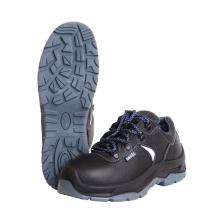 Полуботинки серии "SAVEL-ГЕРМЕС" предназначены для эксплуатации в летний и весенне-осенний периоды. Подошва этих полуботинок изготавливается методом прямого прилива полиуретана и термопластичного полиуретана к заготовке верха обуви, при производстве которой используется натуральная кожа толщиной 1,8–2,0 мм. Кожа применяется со специальным покрытием для защиты от ОПЗ, МВ, МВО. Клапан-язык служит для защиты от попадания внутрь мелких фрагментов различных материалов. Мягкий кант из кожи обеспечивает комфортное облегание и боковую поддержку. Подкладка в полуботинках серии "SAVEL-ГЕРМЕС" синего цвета и выполнена из нетканого материала (типика), который за счёт хорошей воздухопроницаемости обеспечивает комфортный микроклимат. Подошва двухслойная ПУ/ТПУ (устойчивая к воздействию химических факторов – нефти, нефтепродуктов, растворов кислот и щелочей концентрации до 20%). Промежуточный слой из полиуретана обладает амортизирующими свойствами, гасит ударные нагрузки, а также придает обуви лёгкость, комфорт. Литьевой метод крепления подошвы обеспечивает с верхом обуви единое целое, в результате достигается полная герметичность в месте литья. Такой метод является самым прочным и долговечным на сегодняшний день. Обувь серии "SAVEL-ГЕРМЕС" предназначена для работы в нефтегазовой, горнодобывающей, энергетической, химической промышленности, на транспорте, в агропромышленном комплексе и сервисных службах. Защитные свойства и соответствие ГОСТам указаны в сертификате. Полуботинки серии "SAVEL-ГЕРМЕС" предназначены для эксплуатации в летний и весенне-осенний периоды. Подошва этих полуботинок изготавливается методом прямого прилива полиуретана и термопластичного полиуретана к заготовке верха обуви, при производстве которой используется натуральная кожа толщиной 1,8–2,0 мм. Кожа применяется со специальным покрытием для защиты от ОПЗ, МВ, МВО. Клапан-язык служит для защиты от попадания внутрь мелких фрагментов различных материалов. Мягкий кант из кожи обеспечивает комфортное облегание и боковую поддержку. Подкладка в полуботинках серии "SAVEL-ГЕРМЕС" синего цвета и выполнена из нетканого материала (типика), который за счёт хорошей воздухопроницаемости обеспечивает комфортный микроклимат. Подошва двухслойная ПУ/ТПУ (устойчивая к воздействию химических факторов – нефти, нефтепродуктов, растворов кислот и щелочей концентрации до 20%). Промежуточный слой из полиуретана обладает амортизирующими свойствами, гасит ударные нагрузки, а также придает обуви лёгкость, комфорт. Литьевой метод крепления подошвы обеспечивает с верхом обуви единое целое, в результате достигается полная герметичность в месте литья. Такой метод является самым прочным и долговечным на сегодняшний день. Обувь серии "SAVEL-ГЕРМЕС" предназначена для работы в нефтегазовой, горнодобывающей, энергетической, химической промышленности, на транспорте, в агропромышленном комплексе и сервисных службах. Защитные свойства и соответствие ГОСТам указаны в сертификате.