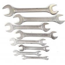 Набор накидных ключей предназначен для работы с резьбовыми соединениями. Пригодится в автомастерской, гараже, на ремонтно-строительной площадке. Комплект изготовлен из высокопрочной хромованадиевой стали, стойкой к большим нагрузкам. Благодаря высококачественному покрытию исключено образование коррозии и повреждений. Набор накидных ключей предназначен для работы с резьбовыми соединениями. Пригодится в автомастерской, гараже, на ремонтно-строительной площадке. Комплект изготовлен из высокопрочной хромованадиевой стали, стойкой к большим нагрузкам. Благодаря высококачественному покрытию исключено образование коррозии и повреждений.