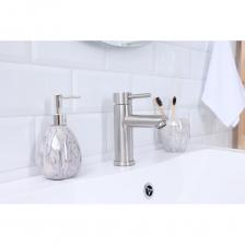 Стойкое покрытие смесителя Victoria и корпус цвета сатин создаёт уникальный визуальный эффект, который подойдет к любому дизайну раковины. Встроенный аэратор экономит воду, а нержавеющая сталь гарантирует надёжную защиту от ржавчины. Характеристики: размер крепежной гайки (втулка): длина — 60 мм, диаметр — 32 мм, крепежная гайка (фиксатор) — 40 мм длина гибкой подводки: 45 см (два шланга в комплекте) размер гибкой подводки: 1/2 х М10 (в комплекте шланг для подключения смесителя к фильтру для воды) Надёжность в любых условиях Смеситель для раковины в ванную изготовлен из нержавеющей стали марки SUS 304, устойчивой к коррозии за счет высокого содержания никеля. Материал не боится скачков давления и температурных колебаний, что особенно важно в условиях повышенной влажности. Однорычажный механизм С помощью однорычажного механизма можно плавно регулировать температуру воды одним движением руки. Встроенный керамический картридж с двумя пластинами помогает выбрать оптимальную интенсивность струи, экономя воду и исключая риск ожогов. Вариативность установки Кран можно установить двумя способами: прямо на столешницу или на раковину. Он совместим с различными типами раковин – каменными, из нержавеющей стали. Процесс установки максимально прост: смеситель фиксируется крепежной гайкой к столешнице и подключается гибкой подводкой к водоснабжению. Все необходимое уже включено в комплект. Стойкое покрытие смесителя Victoria и корпус цвета сатин создаёт уникальный визуальный эффект, который подойдет к любому дизайну раковины. Встроенный аэратор экономит воду, а нержавеющая сталь гарантирует надёжную защиту от ржавчины. Характеристики: размер крепежной гайки (втулка): длина — 60 мм, диаметр — 32 мм, крепежная гайка (фиксатор) — 40 мм длина гибкой подводки: 45 см (два шланга в комплекте) размер гибкой подводки: 1/2 х М10 (в комплекте шланг для подключения смесителя к фильтру для воды) Надёжность в любых условиях Смеситель для раковины в ванную изготовлен из нержавеющей стали марки SUS 304, устойчивой к коррозии за счет высокого содержания никеля. Материал не боится скачков давления и температурных колебаний, что особенно важно в условиях повышенной влажности. Однорычажный механизм С помощью однорычажного механизма можно плавно регулировать температуру воды одним движением руки. Встроенный керамический картридж с двумя пластинами помогает выбрать оптимальную интенсивность струи, экономя воду и исключая риск ожогов. Вариативность установки Кран можно установить двумя способами: прямо на столешницу или на раковину. Он совместим с различными типами раковин – каменными, из нержавеющей стали. Процесс установки максимально прост: смеситель фиксируется крепежной гайкой к столешнице и подключается гибкой подводкой к водоснабжению. Все необходимое уже включено в комплект.