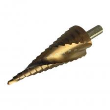 Сверло ступенчатое кобальтовое по металлу Himbolt HSSE M35 Co5% 5, 4-32 мм. Химболт Универсальное решение для точного сверления отверстий разного диаметра в листовом металле, нержавеющей стали, алюминии и других металлах. Сверла изготовлены из высококачественной быстрорежущей стали с добавлением 5% кобальта, что обеспечивает повышенную износостойкость и красностойкость.Многоступенчатая конструкция позволяет сверлить отверстия нескольких диаметров одним инструментом, экономя время на замену свёрл. Чистое и точное сверление без заусенцев. Оптимизированная геометрия режущих кромок гарантирует аккуратные отверстия с ровными краями. Может использоваться с дрелями, шуруповёртами и стационарными станками. Заменяет набор обычных свёрл, сокращая затраты на приобретение и хранение.Диапазон размеров: от 4 до 32 мм с шагом 5 мм.Кобальтовый сплав сохраняет твёрдость при высоких температурах, снижая риск преждевременного износа. Тип хвостовика: трехгранный. Класс точности A1. Угол заточки: 120° для эффективного врезания в металл.Область применения: Монтаж вентиляционных систем и жестяные работы. Авторемонт и изготовление металлоконструкций. Электромонтаж и установка крепежа. Работы с профилями, трубами и листовым металлом.Идеальный выбор для профессионалов и мастеров, ценящих качество, скорость и надёжность инструмента. Сверло ступенчатое кобальтовое по металлу Himbolt HSSE M35 Co5% 5, 4-32 мм. Химболт Универсальное решение для точного сверления отверстий разного диаметра в листовом металле, нержавеющей стали, алюминии и других металлах. Сверла изготовлены из высококачественной быстрорежущей стали с добавлением 5% кобальта, что обеспечивает повышенную износостойкость и красностойкость.Многоступенчатая конструкция позволяет сверлить отверстия нескольких диаметров одним инструментом, экономя время на замену свёрл. Чистое и точное сверление без заусенцев. Оптимизированная геометрия режущих кромок гарантирует аккуратные отверстия с ровными краями. Может использоваться с дрелями, шуруповёртами и стационарными станками. Заменяет набор обычных свёрл, сокращая затраты на приобретение и хранение.Диапазон размеров: от 4 до 32 мм с шагом 5 мм.Кобальтовый сплав сохраняет твёрдость при высоких температурах, снижая риск преждевременного износа. Тип хвостовика: трехгранный. Класс точности A1. Угол заточки: 120° для эффективного врезания в металл.Область применения: Монтаж вентиляционных систем и жестяные работы. Авторемонт и изготовление металлоконструкций. Электромонтаж и установка крепежа. Работы с профилями, трубами и листовым металлом.Идеальный выбор для профессионалов и мастеров, ценящих качество, скорость и надёжность инструмента.