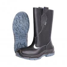 В качестве материалов для верха сапог используется натуральная кожа толщиной 1,8–2,0 мм. Голенище высотой 28,0 см с петлями для удобства надевания. Имеется отделка из световозвращающего материала. Сапоги оснащены металлоподносками, предохраняющими ноги от удара и имеющими удельное сопротивление деформациям не менее 200 Дж, что регламентировано европейскими стандартами (EN-345). Подошва двухслойная ПУ/ТПУ: полиуретан обладает амортизирующими свойствами, гасит ударные нагрузки, а также придает обуви лёгкость, комфорт и повышенные теплозащитные свойства. Термополиуретан обладает гибкостью и прочностью, поэтому обувь с подошвой из этого материала прослужит долго. Литьевой метод крепления подошвы обеспечивает с верхом обуви единое целое, в результате достигается полная герметичность в месте литья. Такой метод крепления является самым прочным и долговечным на сегодняшний день. Подошва сохраняет свои свойства в широком диапазоне температур и обладает стойкостью к воздействию масел, сырой нефти, нефтепродуктов. Детали сапог имеют контрастные отделочно-скрепляющие строчки синего цвета. Колодка обладает полнотно-размерными характеристиками защитной обуви, предназначенной для эксплуатации весной, летом и осенью, даёт возможность работать полный рабочий день с комфортом и без усталости. Обувь предназначена для работы в нефтегазовой, горнодобывающей, энергетической, химической промышленности, на транспорте, в агропромышленном комплексе и сервисных службах. В качестве материалов для верха сапог используется натуральная кожа толщиной 1,8–2,0 мм. Голенище высотой 28,0 см с петлями для удобства надевания. Имеется отделка из световозвращающего материала. Сапоги оснащены металлоподносками, предохраняющими ноги от удара и имеющими удельное сопротивление деформациям не менее 200 Дж, что регламентировано европейскими стандартами (EN-345). Подошва двухслойная ПУ/ТПУ: полиуретан обладает амортизирующими свойствами, гасит ударные нагрузки, а также придает обуви лёгкость, комфорт и повышенные теплозащитные свойства. Термополиуретан обладает гибкостью и прочностью, поэтому обувь с подошвой из этого материала прослужит долго. Литьевой метод крепления подошвы обеспечивает с верхом обуви единое целое, в результате достигается полная герметичность в месте литья. Такой метод крепления является самым прочным и долговечным на сегодняшний день. Подошва сохраняет свои свойства в широком диапазоне температур и обладает стойкостью к воздействию масел, сырой нефти, нефтепродуктов. Детали сапог имеют контрастные отделочно-скрепляющие строчки синего цвета. Колодка обладает полнотно-размерными характеристиками защитной обуви, предназначенной для эксплуатации весной, летом и осенью, даёт возможность работать полный рабочий день с комфортом и без усталости. Обувь предназначена для работы в нефтегазовой, горнодобывающей, энергетической, химической промышленности, на транспорте, в агропромышленном комплексе и сервисных службах.