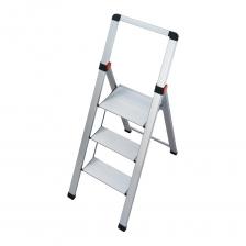 Gierre Slimstep BS300 — складная алюминиевая стремянка с высоким поручнем и современным дизайном. Оснащена платформой и парапетом высотой 60 см (от платформы до поручня), а благодаря алюминиевой конструкции легко складывается. Модель имеет две широкие ступеньки (шириной 33 см и глубиной 13 см) и просторную платформу, обеспечивающие безопасность и комфорт при использовании. В сложенном состоянии она очень компактна — всего 5 см в ширину, что позволяет легко разместить ее в любом уголке дома или офиса. Ножки оснащены нескользящими, рифлёными накладками для устойчивости, а единая соединительная пластина между ступеньками способствует прочности и удобству при открытии и закрытии. Модель выдерживает нагрузку до 150 кг, соответствует стандартам безопасности и имеет 5-летнюю гарантию. Отличный выбор для тех, кто ценит качество, функциональность и стиль в повседневной жизни. Gierre Slimstep BS300 — складная алюминиевая стремянка с высоким поручнем и современным дизайном. Оснащена платформой и парапетом высотой 60 см (от платформы до поручня), а благодаря алюминиевой конструкции легко складывается. Модель имеет две широкие ступеньки (шириной 33 см и глубиной 13 см) и просторную платформу, обеспечивающие безопасность и комфорт при использовании. В сложенном состоянии она очень компактна — всего 5 см в ширину, что позволяет легко разместить ее в любом уголке дома или офиса. Ножки оснащены нескользящими, рифлёными накладками для устойчивости, а единая соединительная пластина между ступеньками способствует прочности и удобству при открытии и закрытии. Модель выдерживает нагрузку до 150 кг, соответствует стандартам безопасности и имеет 5-летнюю гарантию. Отличный выбор для тех, кто ценит качество, функциональность и стиль в повседневной жизни.