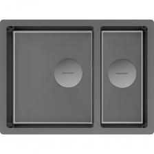 Кухонная мойка NEXT 58/2S с двумя чашами изготовлена из высококачественной пищевой нержавеющей стали AISI 304. Покрытие мойки в цвете вороненая сталь (GM) изготовлено методом PVD нанесения. PVD покрытие обладает высокой стойкостью к механическим повреждениям, придает поверхности кухонной мойки визуальную привлекательность. Дополнительно поверхность мойки имеет покрытие NanoOil, обладающее водо- и грязеотталкивающими свойствами. Толщина мойки 1,2 мм по всей поверхности. Ручной метод производства и ровный плоский кант мойки позволяют устанавливать NEXT 58/2Sповерх столешницы, подстольным способом, вровень со столешницей и «под ламинат». Компактная и функциональная модель: Мойка оборачивемая, можно расположить дополнительную маленькую чашу как справа, так и слева от основной чаши; Не подвержена деформации; Выдерживает большой вес посуды и продуктов; Шумоизоляция состоит из шумопоглощающего покрытия Stille и накладок на каждой стороне и дне обеих чаш мойки; Устойчива к термическим воздействиям; Устойчива к образованию ржавчины; Не задерживает загрязнения на поверхности; Безопасна для здоровья; Легка в уходе и чистке. Кухонная мойка NEXT 58/2S с двумя чашами изготовлена из высококачественной пищевой нержавеющей стали AISI 304. Покрытие мойки в цвете вороненая сталь (GM) изготовлено методом PVD нанесения. PVD покрытие обладает высокой стойкостью к механическим повреждениям, придает поверхности кухонной мойки визуальную привлекательность. Дополнительно поверхность мойки имеет покрытие NanoOil, обладающее водо- и грязеотталкивающими свойствами. Толщина мойки 1,2 мм по всей поверхности. Ручной метод производства и ровный плоский кант мойки позволяют устанавливать NEXT 58/2Sповерх столешницы, подстольным способом, вровень со столешницей и «под ламинат». Компактная и функциональная модель: Мойка оборачивемая, можно расположить дополнительную маленькую чашу как справа, так и слева от основной чаши; Не подвержена деформации; Выдерживает большой вес посуды и продуктов; Шумоизоляция состоит из шумопоглощающего покрытия Stille и накладок на каждой стороне и дне обеих чаш мойки; Устойчива к термическим воздействиям; Устойчива к образованию ржавчины; Не задерживает загрязнения на поверхности; Безопасна для здоровья; Легка в уходе и чистке.