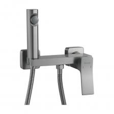 Гигиенический душ Shevanik со смесителем угловатой формы изготовлен из высококачественной латуни, обеспечивая прочность и долговечность. Уникальная конструкция корпуса смесителя выполнена в виде полочки для дополнительного удобства и хранения личных гигиенических принадлежностей. Гигиенический набор оснащен 120-сантиметровым шлангом с защитой от перекручивания, гарантируя комфортное использование без неприятных сюрпризов. Гигиеническая лейка изготовлена из ABS-пластика, что исключает повреждения напольного покрытия в случае случайного падения. Смеситель для душа поставляется с эксцентриками, что упрощает установку и гарантирует надежное крепление. Этот гигиенический набор станет идеальным решением для вашей ванной комнаты, обеспечивая комфорт и гигиену на высшем уровне. Гигиенический душ Shevanik со смесителем угловатой формы изготовлен из высококачественной латуни, обеспечивая прочность и долговечность. Уникальная конструкция корпуса смесителя выполнена в виде полочки для дополнительного удобства и хранения личных гигиенических принадлежностей. Гигиенический набор оснащен 120-сантиметровым шлангом с защитой от перекручивания, гарантируя комфортное использование без неприятных сюрпризов. Гигиеническая лейка изготовлена из ABS-пластика, что исключает повреждения напольного покрытия в случае случайного падения. Смеситель для душа поставляется с эксцентриками, что упрощает установку и гарантирует надежное крепление. Этот гигиенический набор станет идеальным решением для вашей ванной комнаты, обеспечивая комфорт и гигиену на высшем уровне.