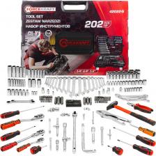 Уникальный и многофункциональный набор автомобильных инструментов в чемодане Forcekraft — ваш верный спутник в ремонте автомобилей и обслуживании дома и дачи. Содержащий 202 предмета, этот комплект предоставляет все необходимое для работы в различных условиях.Три посадочных квадрата: 1/4", 3/8", 1/2" Обеспечивают совместимость с различными типами крепежа и инструментов — удобно для работы с автомобилями, техникой и бытовыми узламиНадежность и долговечность Набор станет незаменимым помощником в автомобильном сервисе, гараже или домашней мастерской, позволяя вам выполнять задачи быстро и с минимальными усилиями.Широкие возможности С помощью различных инструментов вы сможете справляться с ремонтом автомобилей любой сложности.Удобство хранения и транспортировки: Прочный пластиковый кейс с металлическими защелками обеспечивает надежную защиту инструментов и легкость в транспортировке.Разнообразие бит с посадкой 5/16" и 1/4" — максимальная совместимость Набор включает биты с профилями HEX, TORX, SL, PH, PZ, SPLINE и RIBE, что обеспечивает универсальность при работе с крепежом разных стандартов и позволяет использовать инструмент в самых разнообразных задачах — от точной сборки до силового монтажа.Широкий спектр инструментов в одном кейсе Набор объединяет всё необходимое: трещотки, удлинители, карданные соединения, переходники, ключи, отвёртки и другие востребованные позиции. Это делает его универсальным решением как для опытных специалистов, так и для тех, кто предпочитает выполнять ремонт своими руками. Уникальный и многофункциональный набор автомобильных инструментов в чемодане Forcekraft — ваш верный спутник в ремонте автомобилей и обслуживании дома и дачи. Содержащий 202 предмета, этот комплект предоставляет все необходимое для работы в различных условиях.Три посадочных квадрата: 1/4", 3/8", 1/2" Обеспечивают совместимость с различными типами крепежа и инструментов — удобно для работы с автомобилями, техникой и бытовыми узламиНадежность и долговечность Набор станет незаменимым помощником в автомобильном сервисе, гараже или домашней мастерской, позволяя вам выполнять задачи быстро и с минимальными усилиями.Широкие возможности С помощью различных инструментов вы сможете справляться с ремонтом автомобилей любой сложности.Удобство хранения и транспортировки: Прочный пластиковый кейс с металлическими защелками обеспечивает надежную защиту инструментов и легкость в транспортировке.Разнообразие бит с посадкой 5/16" и 1/4" — максимальная совместимость Набор включает биты с профилями HEX, TORX, SL, PH, PZ, SPLINE и RIBE, что обеспечивает универсальность при работе с крепежом разных стандартов и позволяет использовать инструмент в самых разнообразных задачах — от точной сборки до силового монтажа.Широкий спектр инструментов в одном кейсе Набор объединяет всё необходимое: трещотки, удлинители, карданные соединения, переходники, ключи, отвёртки и другие востребованные позиции. Это делает его универсальным решением как для опытных специалистов, так и для тех, кто предпочитает выполнять ремонт своими руками.