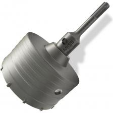 Твердосплавная коронка SDS Plus предназначена для создания отверстий в различных материалах, включая бетон, кирпич, искусственный и натуральный камень. Совместима с перфораторами, имеющими посадку SDS Plus. Корпус изготовлен из углеродистой стали, а напайки выполнены из вольфрам-кобальтового сплава (ВК8) с содержанием кобальта 8%. Благодаря гладкой поверхности коронки уменьшается трение и обеспечивается ровная геометрия отверстий, а спиральная нарезка улучшает удаление пыли в процессе сверления. Оснащена специальными отверстиями в корпусе для удаления стружки. Коронка поставляется в сборе с хвостовиком, оснащенным центрирующим сверлом с наконечником из твердого сплава (ВК8). Центрирующее сверло фиксируется с помощью специального зажимного болта, а специальный паз на сверле предотвращает его прокручивание. Максимальная глубина сверления зависит только от длины хвостовика: при необходимости его можно заменить на более длинный для сверления более глубоких отверстий. Твердосплавная коронка SDS Plus предназначена для создания отверстий в различных материалах, включая бетон, кирпич, искусственный и натуральный камень. Совместима с перфораторами, имеющими посадку SDS Plus. Корпус изготовлен из углеродистой стали, а напайки выполнены из вольфрам-кобальтового сплава (ВК8) с содержанием кобальта 8%. Благодаря гладкой поверхности коронки уменьшается трение и обеспечивается ровная геометрия отверстий, а спиральная нарезка улучшает удаление пыли в процессе сверления. Оснащена специальными отверстиями в корпусе для удаления стружки. Коронка поставляется в сборе с хвостовиком, оснащенным центрирующим сверлом с наконечником из твердого сплава (ВК8). Центрирующее сверло фиксируется с помощью специального зажимного болта, а специальный паз на сверле предотвращает его прокручивание. Максимальная глубина сверления зависит только от длины хвостовика: при необходимости его можно заменить на более длинный для сверления более глубоких отверстий.