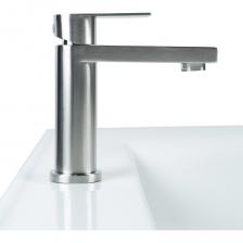 Смеситель для раковины BOND Smart B69-2100 - это сочетание современного дизайна и функциональности. Изготовленный из нержавеющей стали, он имеет стальной матовый цвет, что придает ему элегантный и стильный вид.Смеситель оснащен удобным рычажным управлением, что обеспечивает легкость и точность регулировки потока воды. Фиксированный излив длиной 120 мм и высотой 105 мм обеспечивает комфортное использование, а аэратор, встроенный в излив, насыщает воду пузырьками воздуха, делая струю мягкой и предотвращая разбрызгивание.Смеситель имеет присоединительный размер 1/2", что позволяет легко установить его на раковину. Монтаж осуществляется вертикально, а диаметр монтажных отверстий составляет 35 мм. В комплект поставки входят смеситель, крепеж и гибкая подводка.Особенностью смесителя является наличие керамического картриджа диаметром 35 мм, который обеспечивает надежность и долговечность работы.С данным смесителем отлично смотрится донный клапан BOND с белой крышкой BV0105 или BV0205.Смеситель BOND Smart B69-2100 станет отличным дополнением к интерьеру вашей ванной комнаты, обеспечивая комфорт и удобство использования. Смеситель для раковины BOND Smart B69-2100 - это сочетание современного дизайна и функциональности. Изготовленный из нержавеющей стали, он имеет стальной матовый цвет, что придает ему элегантный и стильный вид.Смеситель оснащен удобным рычажным управлением, что обеспечивает легкость и точность регулировки потока воды. Фиксированный излив длиной 120 мм и высотой 105 мм обеспечивает комфортное использование, а аэратор, встроенный в излив, насыщает воду пузырьками воздуха, делая струю мягкой и предотвращая разбрызгивание.Смеситель имеет присоединительный размер 1/2", что позволяет легко установить его на раковину. Монтаж осуществляется вертикально, а диаметр монтажных отверстий составляет 35 мм. В комплект поставки входят смеситель, крепеж и гибкая подводка.Особенностью смесителя является наличие керамического картриджа диаметром 35 мм, который обеспечивает надежность и долговечность работы.С данным смесителем отлично смотрится донный клапан BOND с белой крышкой BV0105 или BV0205.Смеситель BOND Smart B69-2100 станет отличным дополнением к интерьеру вашей ванной комнаты, обеспечивая комфорт и удобство использования.