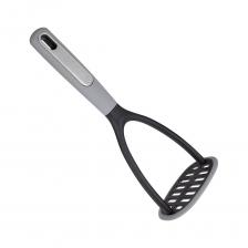 Картофелемялка Mallony CHEF представляет собой практичный инструмент для кухни, который облегчает процесс приготовления картофельного пюре. Изготовленная из нейлона, она отличается прочностью и долговечностью, что гарантирует долгий срок службы даже при частом использовании. Размеры 26,7x10,4x7,8 см делают её удобной для хранения и использования, а эргономичная рукоять обеспечивает комфортный захват, снижая нагрузку на руку. Этот кухонный аксессуар легко моется и не требует особого ухода, что делает его идеальным выбором для повседневного использования. Mallony CHEF станет надежным помощником на вашей кухне, обеспечивая качественное и быстрое приготовление блюд. Картофелемялка Mallony CHEF представляет собой практичный инструмент для кухни, который облегчает процесс приготовления картофельного пюре. Изготовленная из нейлона, она отличается прочностью и долговечностью, что гарантирует долгий срок службы даже при частом использовании. Размеры 26,7x10,4x7,8 см делают её удобной для хранения и использования, а эргономичная рукоять обеспечивает комфортный захват, снижая нагрузку на руку. Этот кухонный аксессуар легко моется и не требует особого ухода, что делает его идеальным выбором для повседневного использования. Mallony CHEF станет надежным помощником на вашей кухне, обеспечивая качественное и быстрое приготовление блюд.