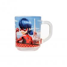 Кружка с изображением героев из мультсериала "Леди Баг и Супер Кот" - отличный сюрприз для вашего ребенка! Подходит для холодных и горячих напитков. Можно использовать в посудомоечной машине и в СВЧ-печи, не рекомендуется мыть жёсткими моющими средствами и подвергать длительному воздействию солнечных лучей для сохранения яркости рисунка. Кружка с изображением героев из мультсериала "Леди Баг и Супер Кот" - отличный сюрприз для вашего ребенка! Подходит для холодных и горячих напитков. Можно использовать в посудомоечной машине и в СВЧ-печи, не рекомендуется мыть жёсткими моющими средствами и подвергать длительному воздействию солнечных лучей для сохранения яркости рисунка.
