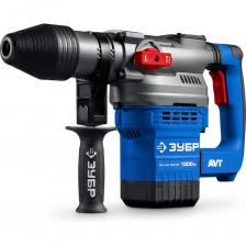 Изделие с высокой производительностью благодаря мощному ударному механизму, прочному корпусу редуктора и двигателю большой мощности. Комфорт при работе обеспечивается эффективной антивибрационной системой.ПрименениеДля бурения отверстий и долбления в бетоне.ПреимуществаНастоящий инструмент для профессионаловНадежный перфоратор с большой мощностью двигателяБольшая сила удара позволяет быстро выполнять отверстия необходимого диаметра даже в самых твердых материалах без перегрузки изделия и утомленияПатрон SDS Max для установки широкого спектра профессионального расходного инструмента и быстрой замены в процессе работыАнтивибрационная система значительно снижает вредное воздействие вибрации на оператора при длительной работеПредохранительная муфта эффективно защищает изделие и оператора от перегрузок при заклинивании инструментаПротивоскользящее покрытие рукояток для надежного удержанияСетевой кабель рекордной длиной 5 метров в резиновой изоляцииУдобный вместительный кейс в комплекте для хранения и транспортирования изделия и сменного инструмента Изделие с высокой производительностью благодаря мощному ударному механизму, прочному корпусу редуктора и двигателю большой мощности. Комфорт при работе обеспечивается эффективной антивибрационной системой.ПрименениеДля бурения отверстий и долбления в бетоне.ПреимуществаНастоящий инструмент для профессионаловНадежный перфоратор с большой мощностью двигателяБольшая сила удара позволяет быстро выполнять отверстия необходимого диаметра даже в самых твердых материалах без перегрузки изделия и утомленияПатрон SDS Max для установки широкого спектра профессионального расходного инструмента и быстрой замены в процессе работыАнтивибрационная система значительно снижает вредное воздействие вибрации на оператора при длительной работеПредохранительная муфта эффективно защищает изделие и оператора от перегрузок при заклинивании инструментаПротивоскользящее покрытие рукояток для надежного удержанияСетевой кабель рекордной длиной 5 метров в резиновой изоляцииУдобный вместительный кейс в комплекте для хранения и транспортирования изделия и сменного инструмента