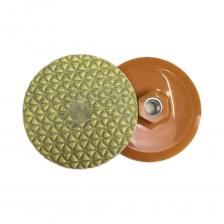 Алмазные гибкие шлифовальные диски DLT №22 предназначены для сухого шлифования и полирования керамики, искусственного и натурального камня, в особенности керамогранита, мрамора и гранита. Данные черепашки имеют более высокую концентрацию алмазов по сравнению со стандартными. Благодаря рисунку «мелкий ромб» работают более быстро и агрессивно чем классический рисунок «соты или крупный ромб». Также рисунок «ромб» обеспечивает лучший отвод пыли и шлама чем стандартный рисунок в виде «соты». Важной особенностью является наличие пластиковой основы которая позволяет устанавливать шлифовальный круг на электроинструмент без дополнительных аксессуаров увеличивая скорость фиксации и центровки. Эти сверхпрочные алмазные гибкие диски имеют высокий ресурс использования и гарантируют высокое качество финишной обработки. Специальный связующий компонент на основе термостойкой износоустойчивой керамики не оставляет следов на поверхности светлых и тёмных камней. Алмазные гибкие шлифовальные диски DLT №22 предназначены для сухого шлифования и полирования керамики, искусственного и натурального камня, в особенности керамогранита, мрамора и гранита. Данные черепашки имеют более высокую концентрацию алмазов по сравнению со стандартными. Благодаря рисунку «мелкий ромб» работают более быстро и агрессивно чем классический рисунок «соты или крупный ромб». Также рисунок «ромб» обеспечивает лучший отвод пыли и шлама чем стандартный рисунок в виде «соты». Важной особенностью является наличие пластиковой основы которая позволяет устанавливать шлифовальный круг на электроинструмент без дополнительных аксессуаров увеличивая скорость фиксации и центровки. Эти сверхпрочные алмазные гибкие диски имеют высокий ресурс использования и гарантируют высокое качество финишной обработки. Специальный связующий компонент на основе термостойкой износоустойчивой керамики не оставляет следов на поверхности светлых и тёмных камней.