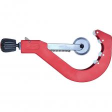 Труборез ручной Supertools 50-110 мм 5.00110 предназначен для профессионального использования и обеспечивает надежную и точную резку труб из различных материалов, таких как ПВХ, ПЭ, ПП и ПНД. Благодаря роликовой конструкции, инструмент позволяет легко обрабатывать трубы диаметром от 50 до 110 мм. Резцы из быстрорежущей стали гарантируют долговечность и эффективность работы, а стальной корпус обеспечивает прочность и устойчивость к износу. Компактные размеры 415х190х65 мм и вес 1.6 кг делают труборез удобным в использовании и транспортировке. Отсутствие механизма возврата ножа в исходное положение упрощает конструкцию, что способствует надежности и долговечности инструмента. Труборез ручной Supertools 50-110 мм 5.00110 предназначен для профессионального использования и обеспечивает надежную и точную резку труб из различных материалов, таких как ПВХ, ПЭ, ПП и ПНД. Благодаря роликовой конструкции, инструмент позволяет легко обрабатывать трубы диаметром от 50 до 110 мм. Резцы из быстрорежущей стали гарантируют долговечность и эффективность работы, а стальной корпус обеспечивает прочность и устойчивость к износу. Компактные размеры 415х190х65 мм и вес 1.6 кг делают труборез удобным в использовании и транспортировке. Отсутствие механизма возврата ножа в исходное положение упрощает конструкцию, что способствует надежности и долговечности инструмента.