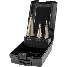 Набор свёрл ступенчатых предназначен для высверливания отверстий в листовом металле (сталь, алюминий, латунь, бронза), пластике, плексигласе. Изготовлено из высококачественной быстрорежущей стали HSS. Режущие кромки отшлифованы кубическим нитридом бора (CBN). Стружечная канавка прямой формы. Оптимизированная геометрия режущей кромки. Трёхплоскостной хвостовик для улучшенной передачи крутящего момента. Благодаря большому диапазону диаметров можно использовать всего один инструмент для широкого спектра работ. Шлифовка CBN Без покрытия Размеры: 4 - 5 - 6 - 7 - 8 - 9 - 10 - 11 - 12 мм, шаг 1 мм 4 - 6 - 8 - 10 - 12 - 14 - 16 - 18 - 20 мм, шаг 2 мм 6 - 8 - 10 - 12 - 14 - 16 - 18 - 20 - 22 - 24 - 26 - 28 - 30 мм, шаг 2 мм Набор свёрл ступенчатых предназначен для высверливания отверстий в листовом металле (сталь, алюминий, латунь, бронза), пластике, плексигласе. Изготовлено из высококачественной быстрорежущей стали HSS. Режущие кромки отшлифованы кубическим нитридом бора (CBN). Стружечная канавка прямой формы. Оптимизированная геометрия режущей кромки. Трёхплоскостной хвостовик для улучшенной передачи крутящего момента. Благодаря большому диапазону диаметров можно использовать всего один инструмент для широкого спектра работ. Шлифовка CBN Без покрытия Размеры: 4 - 5 - 6 - 7 - 8 - 9 - 10 - 11 - 12 мм, шаг 1 мм 4 - 6 - 8 - 10 - 12 - 14 - 16 - 18 - 20 мм, шаг 2 мм 6 - 8 - 10 - 12 - 14 - 16 - 18 - 20 - 22 - 24 - 26 - 28 - 30 мм, шаг 2 мм