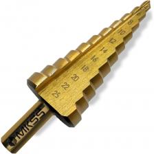 Ступенчатое сверло HSS-G(4341) TIN DIN1412C изготовлено из высококачественной быстрорежущей стали с добавлением NiTi, предназначено для обработки стали, листового металла, вязких сплавов (железо, цветные металлы) и пластмассы. Ярко-золотистый цвет сверла связан с покрытием из нитрида титана, материала, обладающего высокой износостойкостью, что дает сверлу прочность и улучшает его рабочие характеристики. Идеально отшлифованная поверхность и угол проточки 135° обеспечивают точность профиля и улучшают отвод стружки, что снижает уровень трения и перегрева. Рассчитано на получение отверстий различного диаметра без перестановки режущего инструмента. Рекомендуется использовать с охлаждающе-смазочной жидкостью. По мере увеличения диаметра, необходимо понижать обороты сверления. Максимальная толщина материала обработки - 4 мм. Внимание, изображение товара может отличаться от реального! Верные параметры указаны в технических характеристиках товара. Ступенчатое сверло HSS-G(4341) TIN DIN1412C изготовлено из высококачественной быстрорежущей стали с добавлением NiTi, предназначено для обработки стали, листового металла, вязких сплавов (железо, цветные металлы) и пластмассы. Ярко-золотистый цвет сверла связан с покрытием из нитрида титана, материала, обладающего высокой износостойкостью, что дает сверлу прочность и улучшает его рабочие характеристики. Идеально отшлифованная поверхность и угол проточки 135° обеспечивают точность профиля и улучшают отвод стружки, что снижает уровень трения и перегрева. Рассчитано на получение отверстий различного диаметра без перестановки режущего инструмента. Рекомендуется использовать с охлаждающе-смазочной жидкостью. По мере увеличения диаметра, необходимо понижать обороты сверления. Максимальная толщина материала обработки - 4 мм. Внимание, изображение товара может отличаться от реального! Верные параметры указаны в технических характеристиках товара.