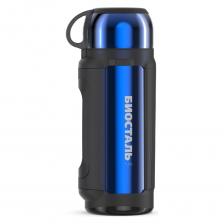 Универсальный пищевой термос NGC - новинка в серии АВТО. Выполненный из высококачественных материалов, этот универсальный термос выполняет функции термоса для еды (первого или второго) и термоса для напитков (кофе, чая). Это достигается благодаря специальной универсальной пробке, которая изготовлена из прочного пластика, легко разбирается для мытья и, обладая дополнительной теплоизоляцией, позволяет термосу дольше хранить тепло. Пробка дополнительно оснащена кнопкой, позволяющей легко и быстро налить напиток. Крышка-чашка с ручкой удобна в использовании. Термос оснащён складной ручкой и ремешком для удобной переноски. Универсальный пищевой термос NGC - новинка в серии АВТО. Выполненный из высококачественных материалов, этот универсальный термос выполняет функции термоса для еды (первого или второго) и термоса для напитков (кофе, чая). Это достигается благодаря специальной универсальной пробке, которая изготовлена из прочного пластика, легко разбирается для мытья и, обладая дополнительной теплоизоляцией, позволяет термосу дольше хранить тепло. Пробка дополнительно оснащена кнопкой, позволяющей легко и быстро налить напиток. Крышка-чашка с ручкой удобна в использовании. Термос оснащён складной ручкой и ремешком для удобной переноски.